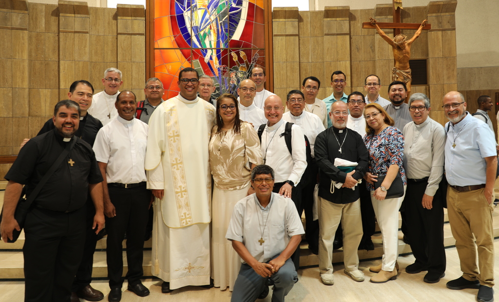El nuevo diácono Alex Pinilla junto a sus familiares y salesianos de la Inspectoría de Centroamérica tras la ceremonia de ordenación diaconal en la Parroquia Santa María de la Esperanza en Roma.