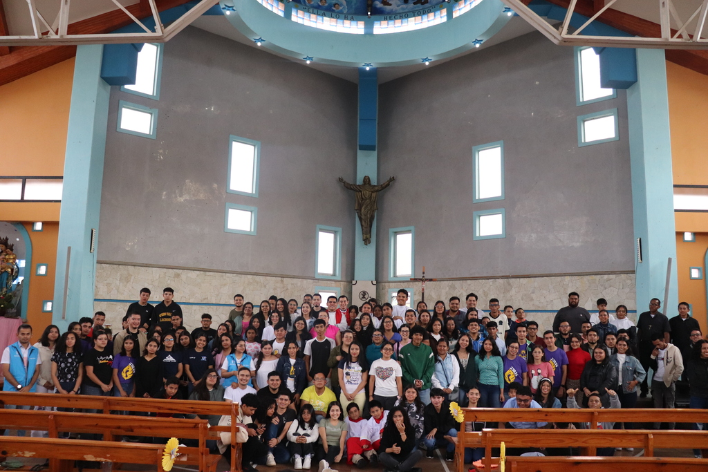 Un centenar de jóvenes se reunió en la Parroquia María Auxiliadora de Comayagüela para celebrar el cierre del mes de la juventud.