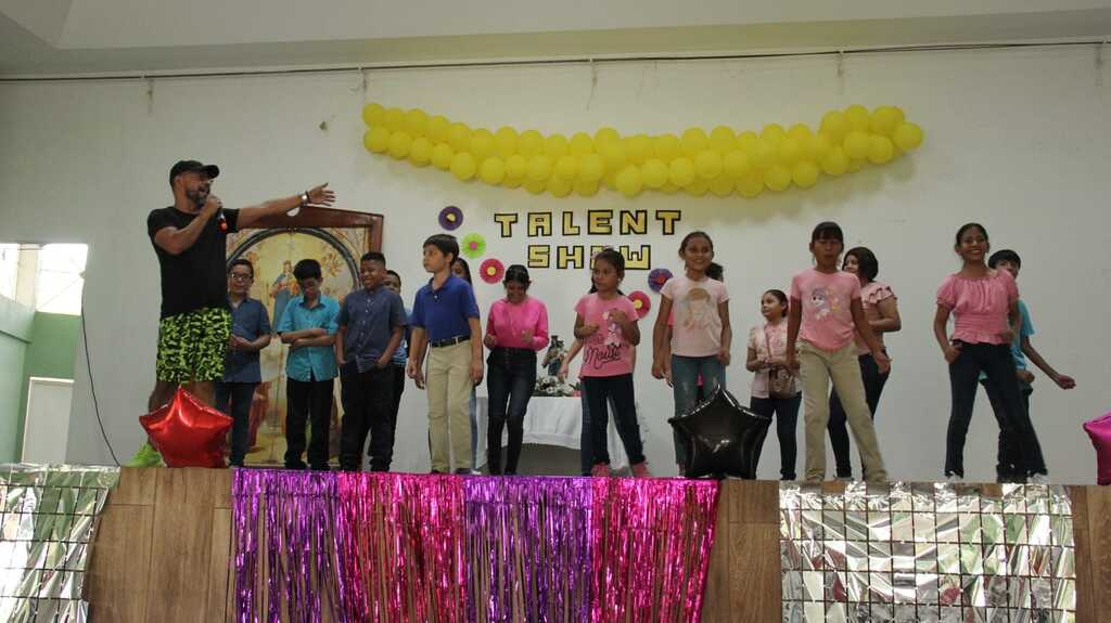 Talento y coordinación juvenil en el "Talent Show" en el Centro Juvenil Don Bosco de Managua.