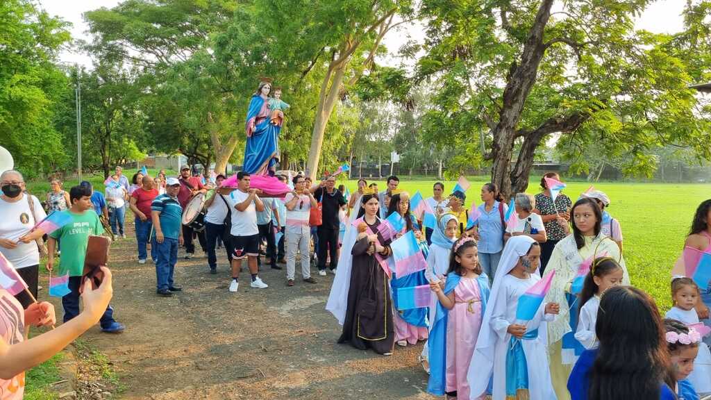 Los fieles participan fervorosamente en las celebraciones en honor a María Auxiliadora durante el mes de mayo en Managua, mostrando su devoción y amor a la Virgen Salesiana.