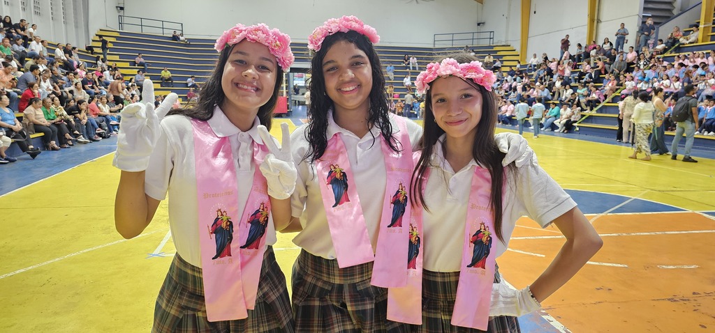 Los estudiantes de primaria del Instituto Técnico Don Bosco organizaron las “Nochecitas Marianas” en honor a María Auxiliadora. 