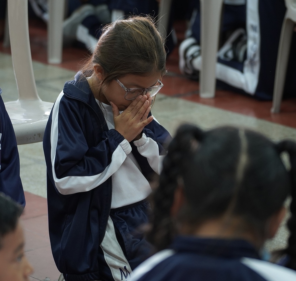 Alumnos del Centro Escolar Miguel Magone rezaron a María Auxiliadora para solicitar su protección. 