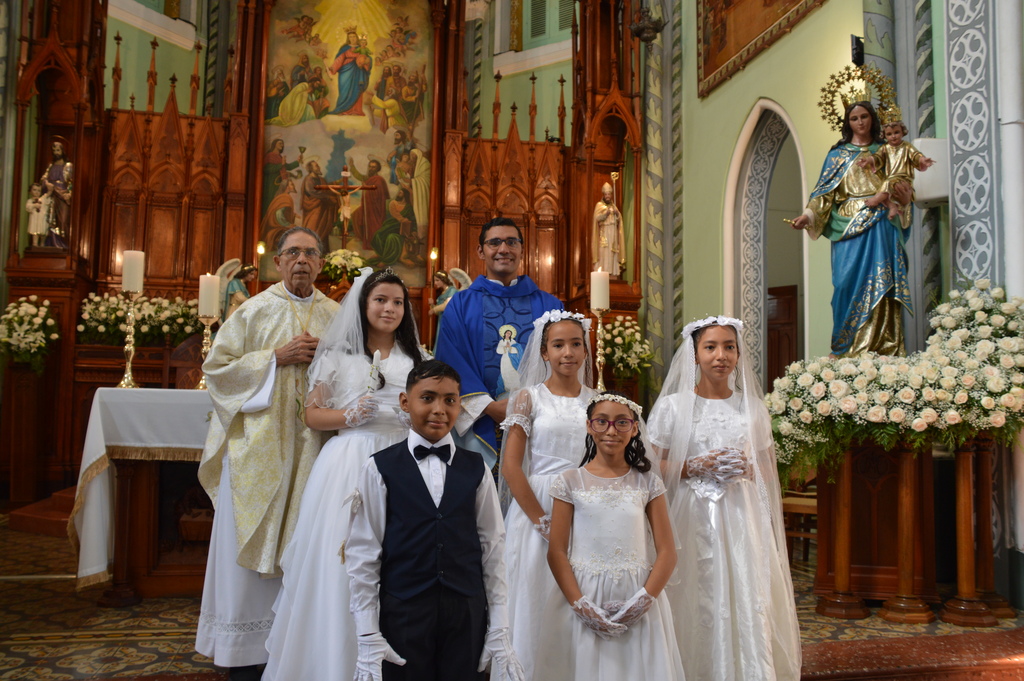 Cinco niños miembros del Oratorio “San Juan Bosco” recibieron la Primera Comunión durante la fiesta de María Auxiliadora. 