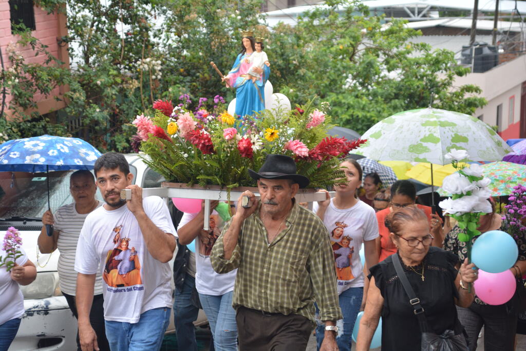 Fieles en procesión llevando la imagen de María Auxiliadora durante la novena en Comayagüela.