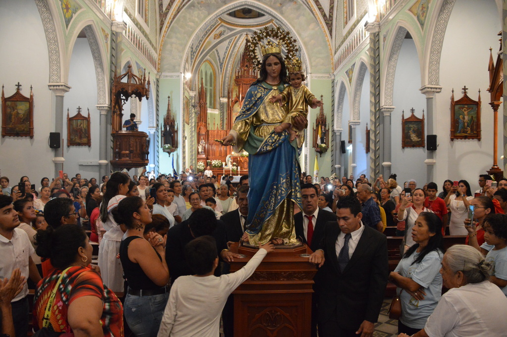 La Obra Salesiana de Granada celebra con devoción el mes didecado a María Auxiliadora.