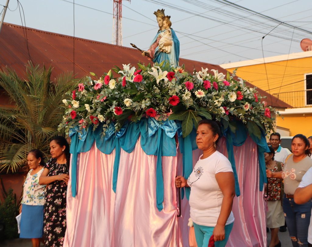La imagen de María Auxiliadora durante la procesión en la parroquia San Benito de Palermo.