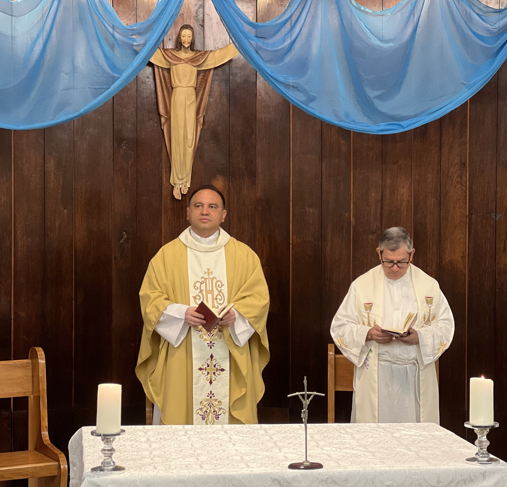 El Teologado Salesiano recibe con alegría al padre Santis, a quien agradecen la visita y le auguran una experiencia fraterna.