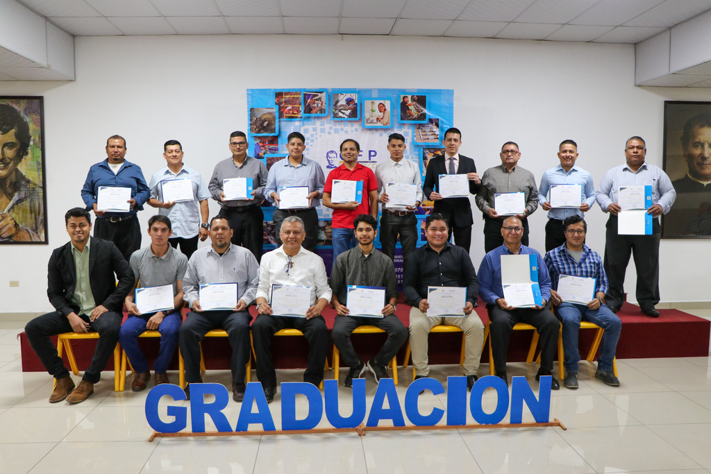 El Centro de Formación Profesional Don Bosco en Soyapango graduó a 48 nuevos profesionales técnicos en diversas especialidades.