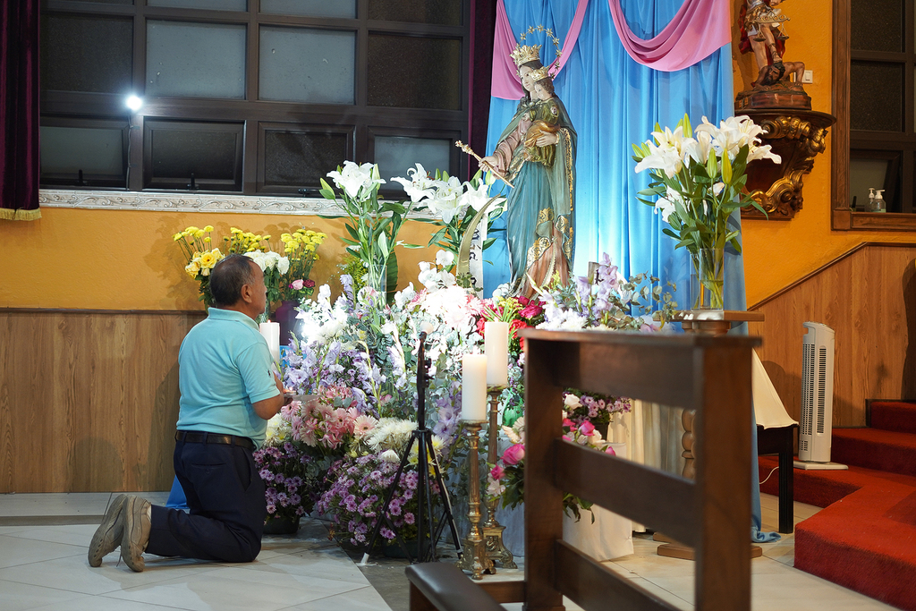 Devotos ponen sus intenciones a los pies de la imagen de la virgen María Auxiliadora en la Parroquia El Espíritu Santo. 