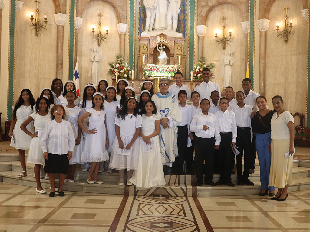 Después de preparase con las catequesis, los niños recibieron a Jesús Sacramentado como signo de un camino más cercano en el seguimiento de Jesús en la iglesia.