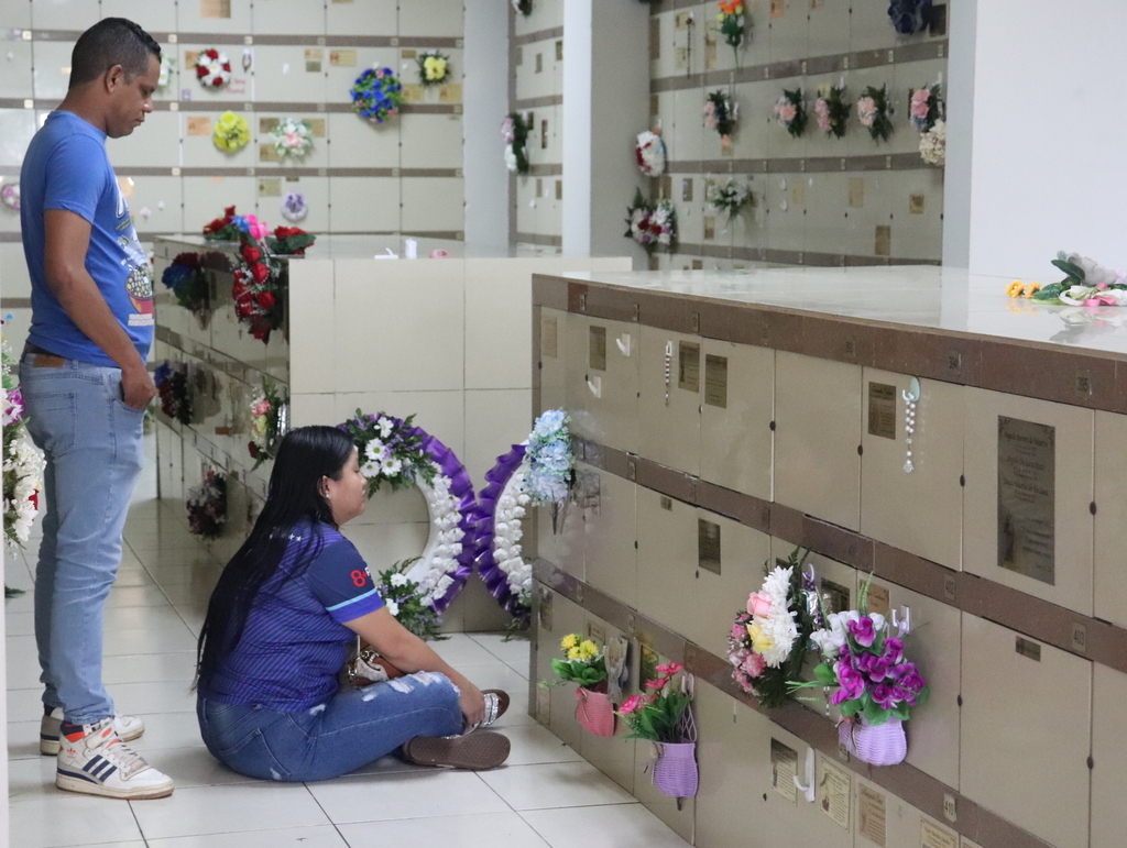La conmemoración de todos los fieles difuntos la feligresía honró la memoria de sus seres queridos, reafirmando el valor de la tradición cristiana y el amor que perdura más allá de la vida terrenal.