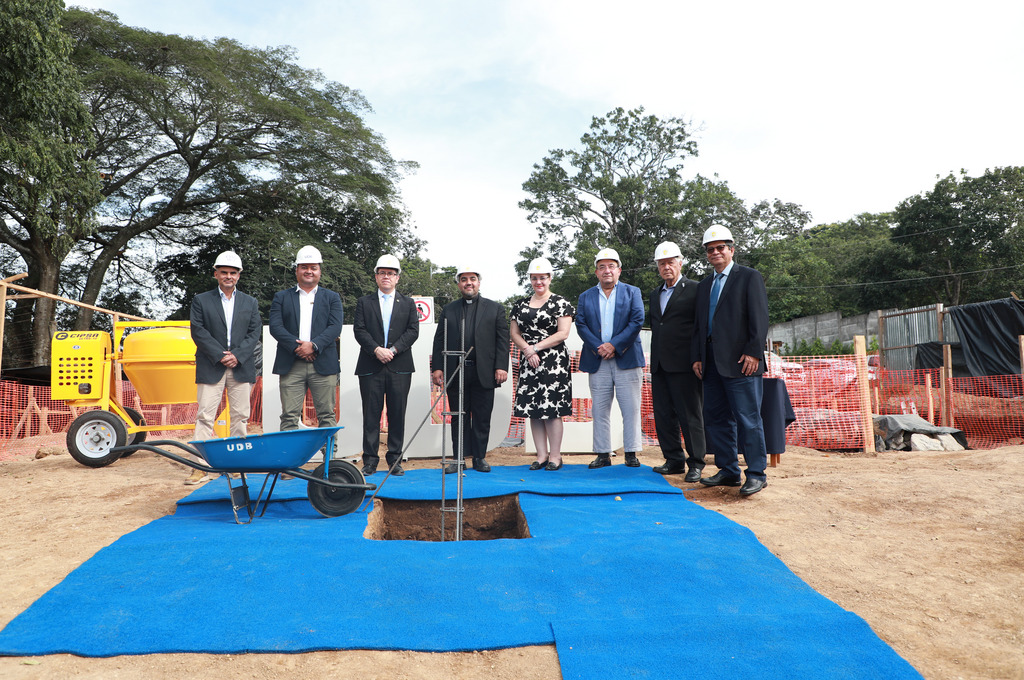 El padre Julio Navarro, Inspector para Centroamérica, preside la colocación de la primera piedra y la bendición de la nueva edificación en el campus de la Universidad Don Bosco, ubicado en Antiguo Cuscatlán.