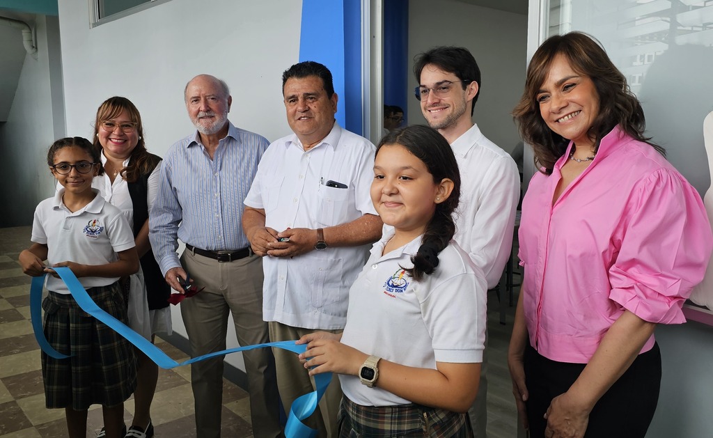 Momento de la inauguración del nuevo salón de Robótica en el Instituto Técnico Don Bosco. El corte de cinta fue realizado por autoridades del instituto y representantes de la Fundación Trenco