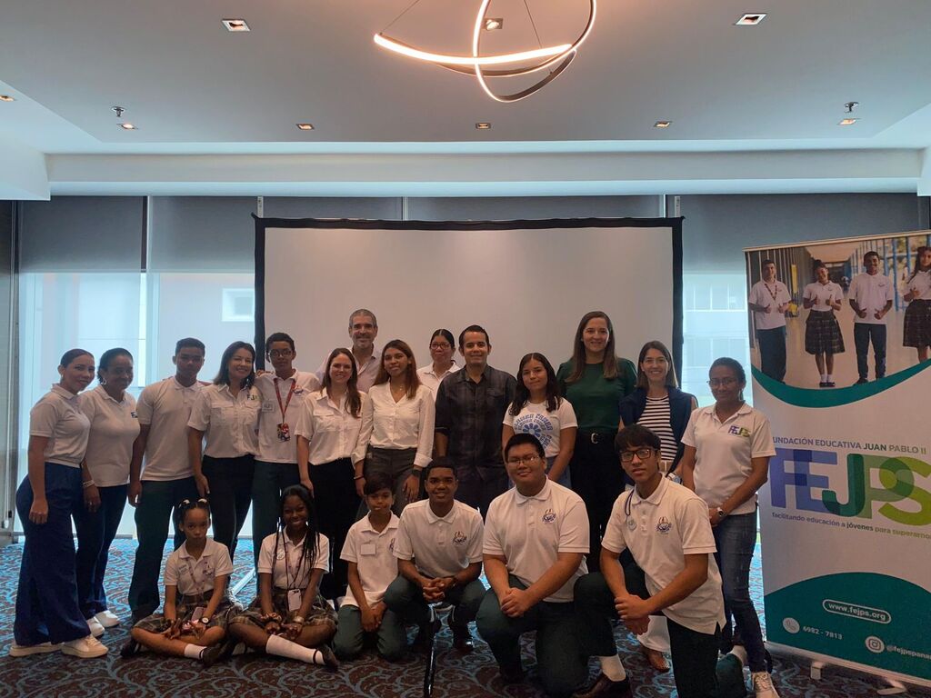 Estudiantes del Instituto Técnico Don Bosco junto a personalidades de la fundación Juan Pablo II benefactor de becas educativas. 
