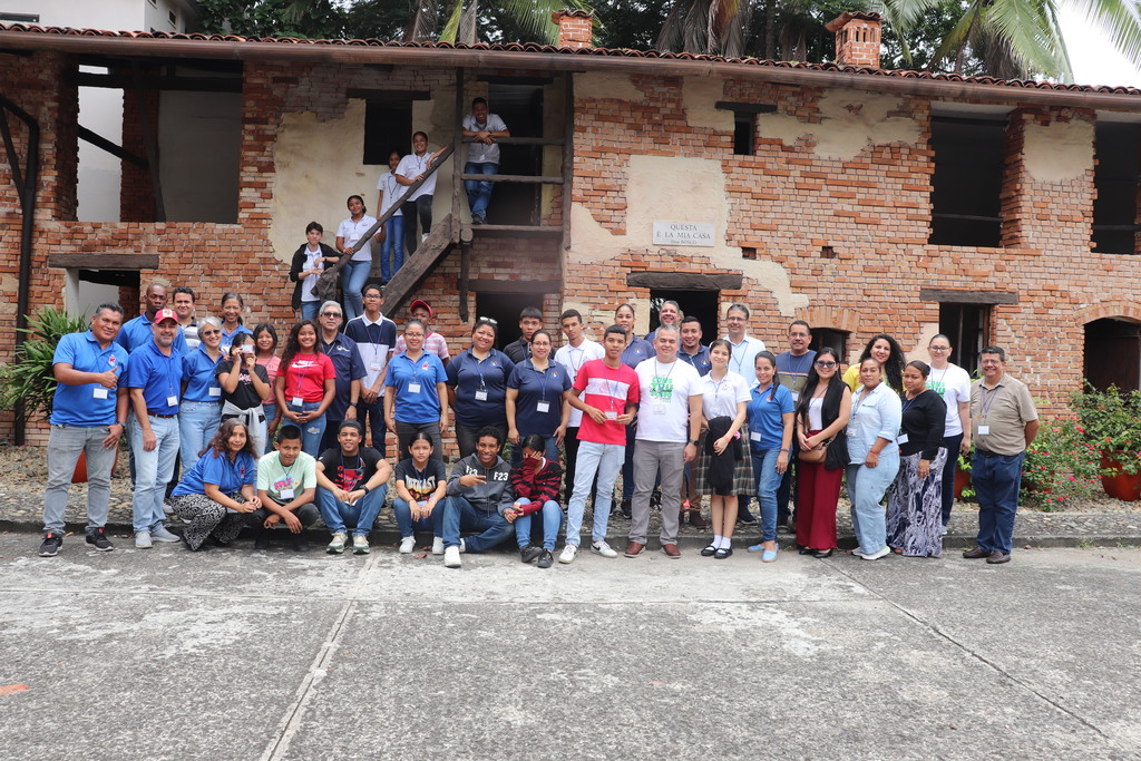 Participantes del Encuentro Nacional de Opción Preferencial 2024, reunidos en la Basílica Don Bosco, reflexionan sobre la importancia de la fe como motor para la acción social y el compromiso en sus comunidades.
