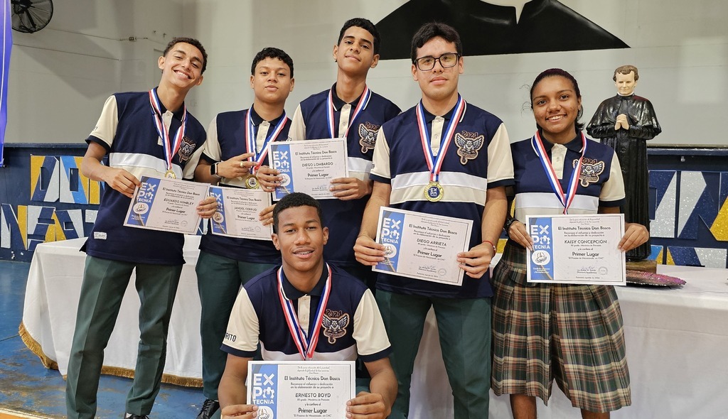 Jóvenes ganadores del primer lugar en Expotecnia 2024, celebrada en el Instituto Técnico Don Bosco de Ciudad de Panamá, son reconocidos por sus innovadores proyectos que abordan problemáticas reales con soluciones efectivas, reflejando la creatividad y el compromiso de la comunidad estudiantil.