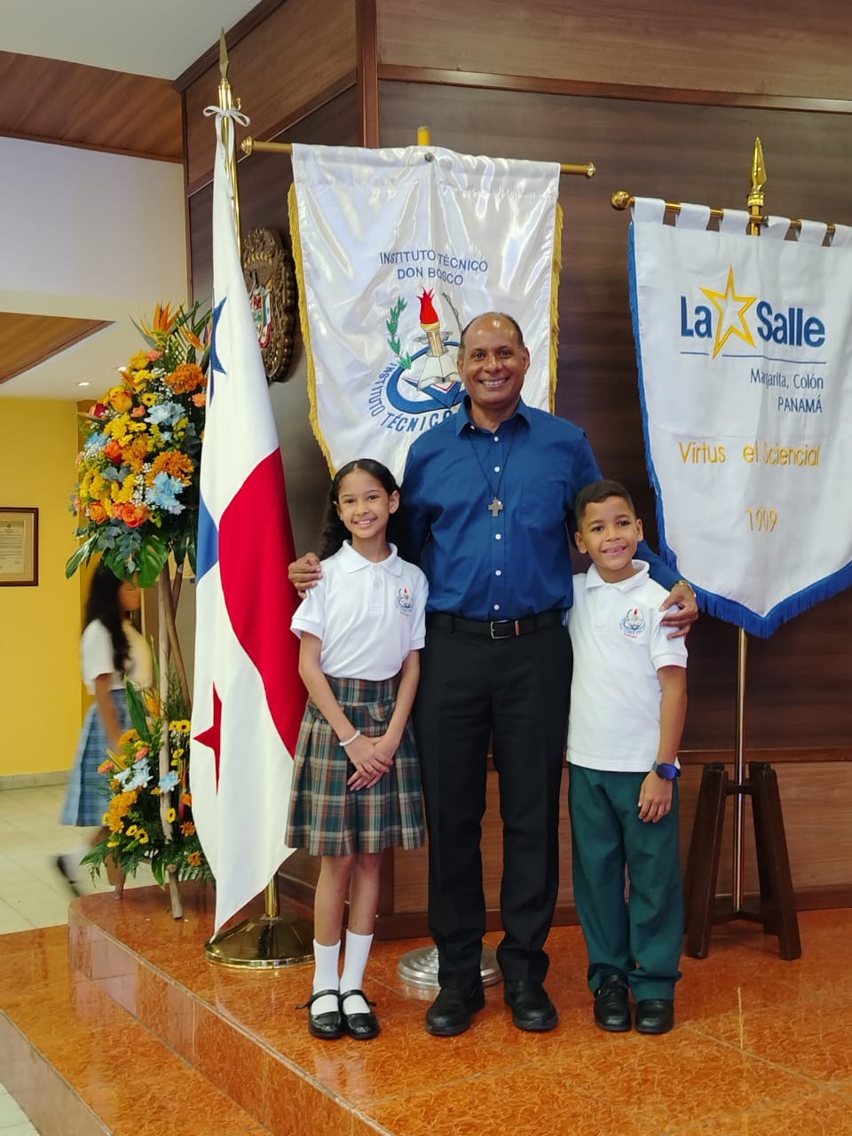 Los estudiantes Andrés Alcalá y Ana Isabel Álvarez, acompañados por el padre David Panezo, pastoralista del ITDB, representaron con orgullo al Instituto Técnico Don Bosco en el X Encuentro Intercolegial de Oratoria, destacando por su talento, liderazgo y formación en valores.