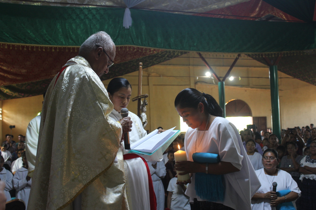 La hermana Emma Gabriela Icó pronuncia su 'sí' definitivo al Señor durante la emotiva ceremonia de su Profesión Perpetua, celebrada en q’eqchi’ y acompañada por su comunidad, familiares y sacerdotes en San Pedro Carchá, Guatemala.