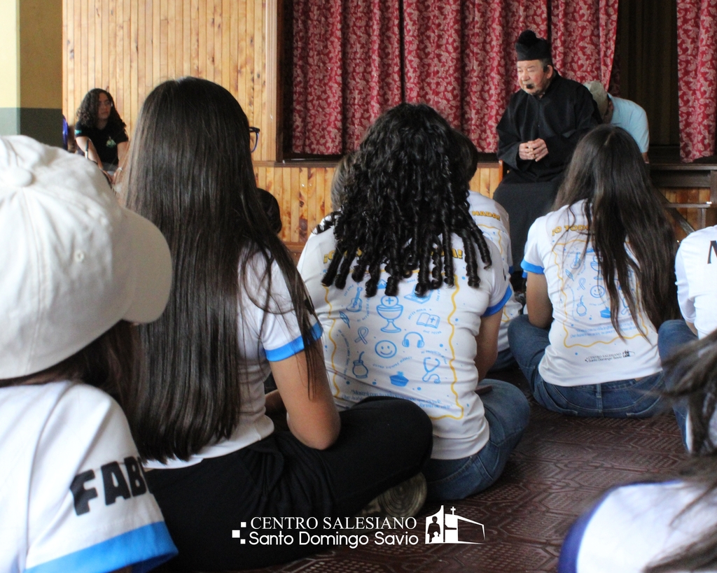 El padre Héctor, vestido como Don Bosco, compartió con los jóvenes en un ambiente de alegría y cercanía salesiana durante la celebración.