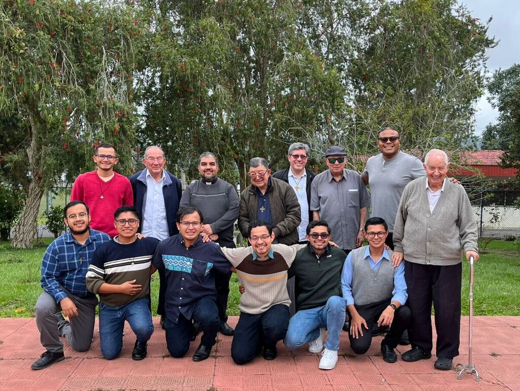 El padre Julio Navarro, SDB, inspector de Centroamérica, junto a la comunidad salesiana de Cartago durante su visita a la obra Sagrado Corazón de Jesús.