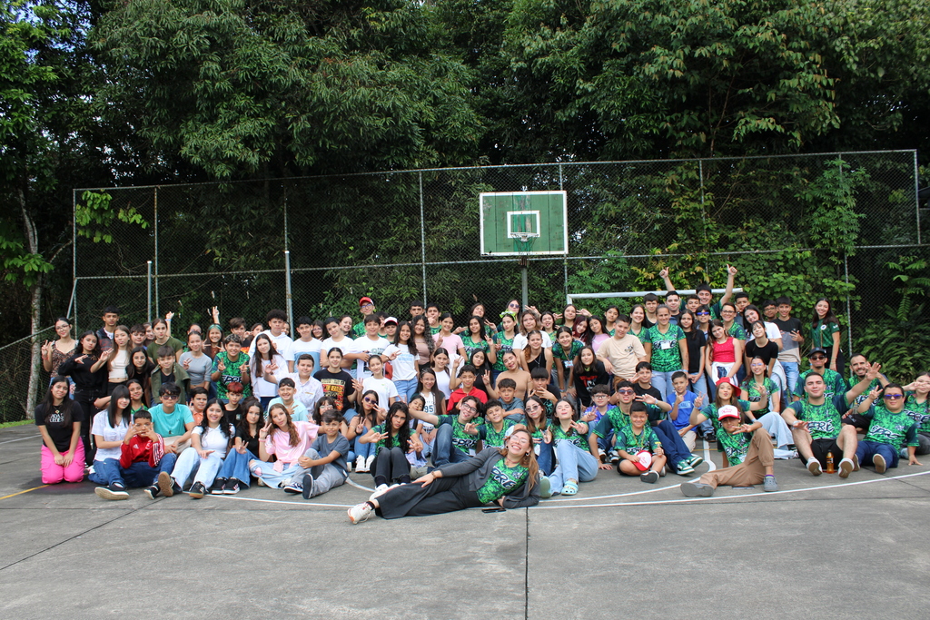 Jóvenes del grupo EPRE participaron con entusiasmo en el retiro FDS #21 en el Centro Don Bosco de Pérez Zeledón, donde descubrieron en Dios al amigo fiel que siempre acompaña.