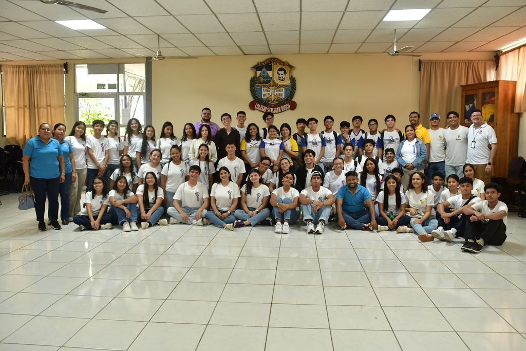 Estudiantes participantes junto a sus docentes y el padre Alejandro Lacayo, SDB, director del Colegio San Juan Bosco de Granada, durante el Encuentro de Líderes de Escuelas Salesianas en Nicaragua.