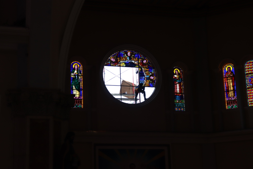 La restauración de los vitrales del templo María Auxiliadora Don Rúa, iniciada en agosto y aún en proceso, devuelve poco a poco el esplendor de estas obras patrimoniales al servicio de la fe salesiana.