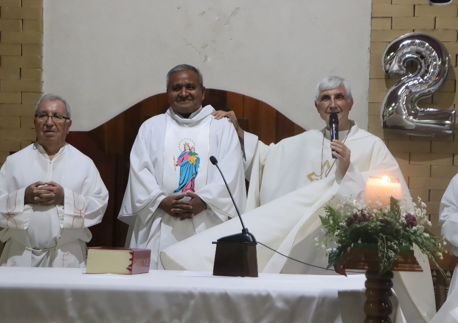  El padre Francisco Hernández recibe felicitaciones durante la misa de acción de gracias por sus 25 años de sacerdocio.