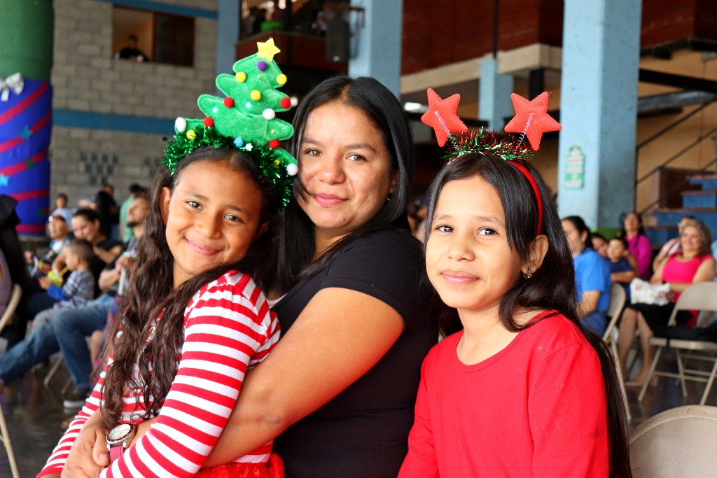 Las familias de la comunidad parroquial compartieron juntos este significativo momento de fe y fraternidad.
