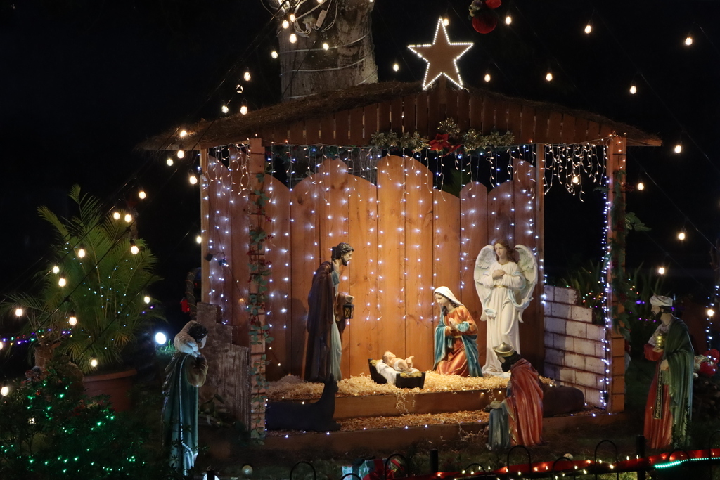 La comunidad de Ciudadela Don Bosco celebra el encendido del pesebre.