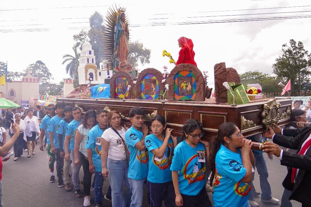 La procesi&oacute;n avanz&oacute; durante m&aacute;s de doce horas por las calles de la zona 11, en un ambiente lleno de gratitud y fervor