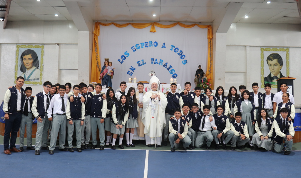 Estudiantes y celebrantes se unen al final de la misa en honor a San Juan Bosco, compartiendo un momento de fe y alegría salesiana.