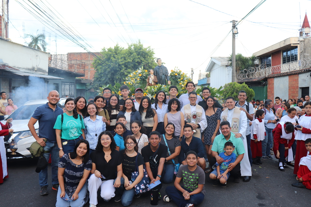 La festividad en honor a San Juan Bosco fue una ocasión para renovar el compromiso de seguir sus enseñanzas y valores, promoviendo la educación, el amor y la fe en las nuevas generaciones.