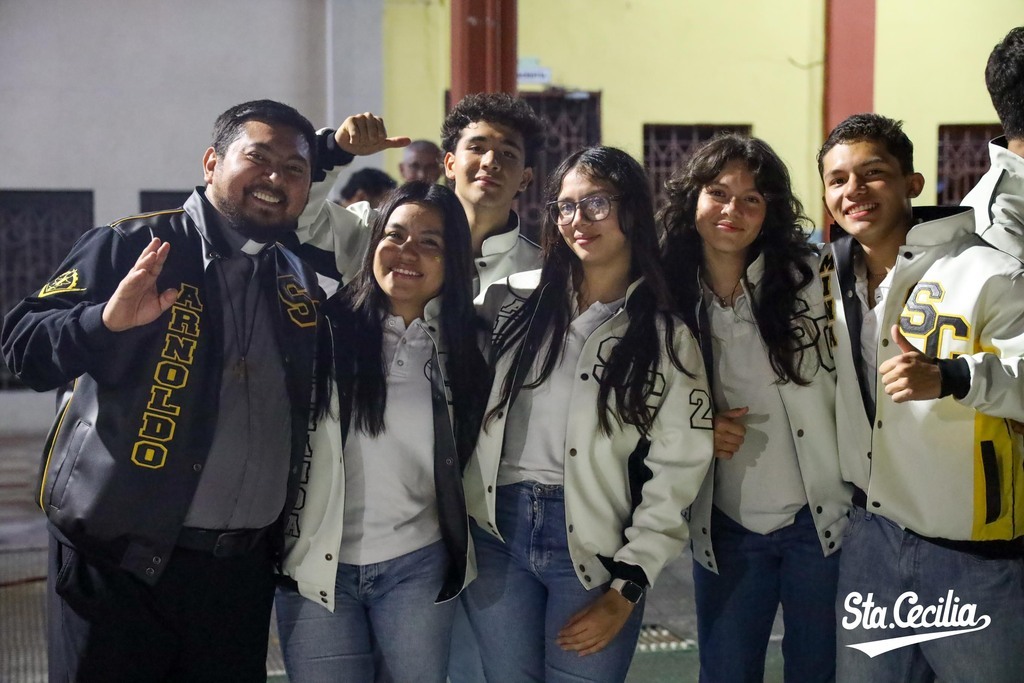 Entrega de chumpas y fogata. Estas experiencias continúan dejando huella en la formación de los estudiantes, motivándolos a vivir con alegría y compromiso el carisma salesiano.