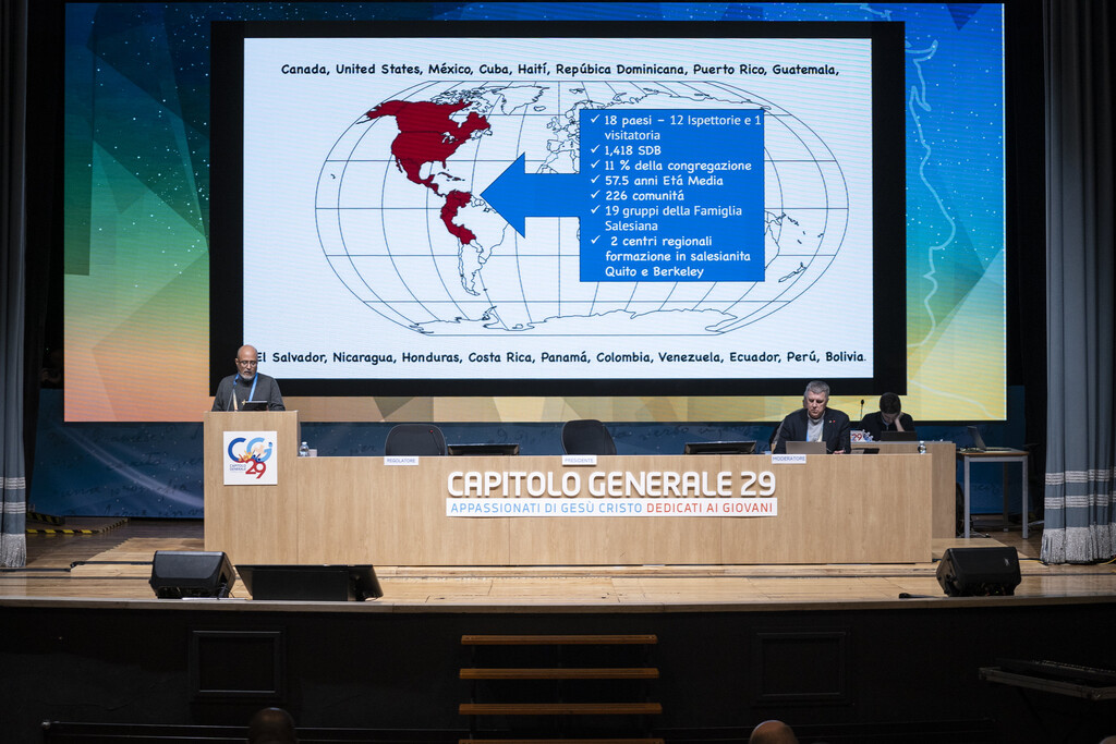 El P. Hugo Orozco Sánchez, consejero regional de Interamérica, presenta el informe sobre las inspectorías de la región, incluida la de Centroamérica.