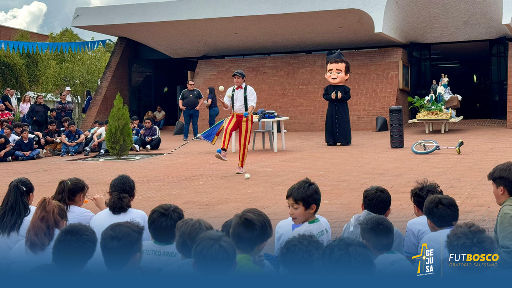 Un joven malabarista deleita al público con su talento durante las Buenas Tardes Culturales en la celebración de San Juan Bosco en el Oratorio Salesiano Futbosco.