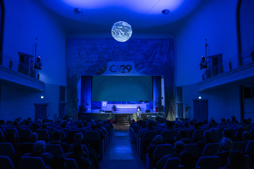 Las reflexiones del segundo día del CG29 fueron un llamado a los Delegados a asumir la responsabilidad de la misión salesiana, que no se limita a la educación, sino que apunta a la santidad y a la transformación de las vidas jóvenes. La vida comunitaria, vivida en fraternidad y en el compartir, se convierte en un signo profético que testimonia el amor de Dios.
