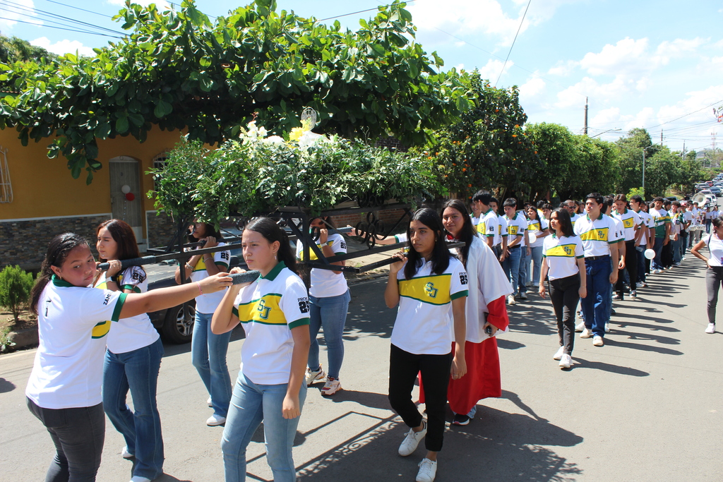 Estudiantes del Colegio Salesiano San José acompañan con devoción la reliquia del Beato Carlo Acutis en procesión.