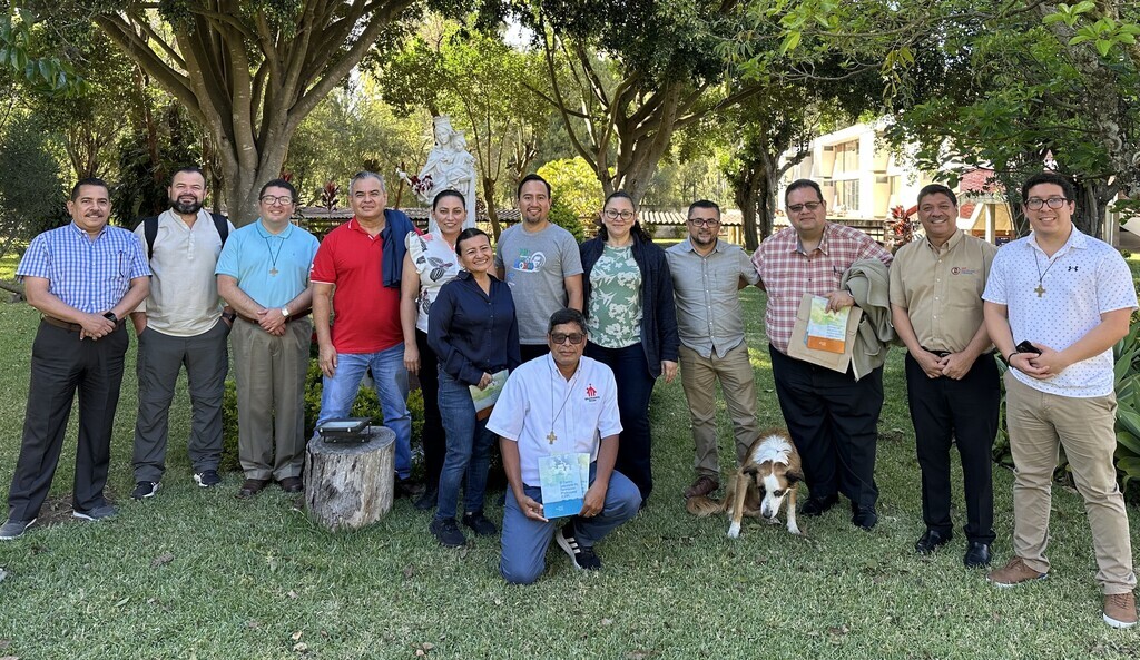 El Equipo Integrado de Obras y Servicios Sociales y Formación para el Trabajo, reunido para fortalecer su compromiso con la educación y la atención a los más vulnerables.
