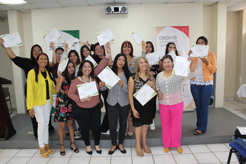 Graduadas de Maquillaje Profesional celebran con entusiasmo su logro, listas para enfrentar nuevos desafíos en el mundo de la belleza.