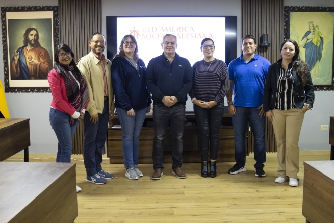 Participantes del Encuentro de Planificación 2025 de la Red América Social Salesiana (RASS), con el padre Alex Figueroa, SDB, representante de la Inspectoría de Centroamérica, al centro. Durante la reunión, analizaron el plan operativo 2025 y proyectaron estrategias para el 2026.