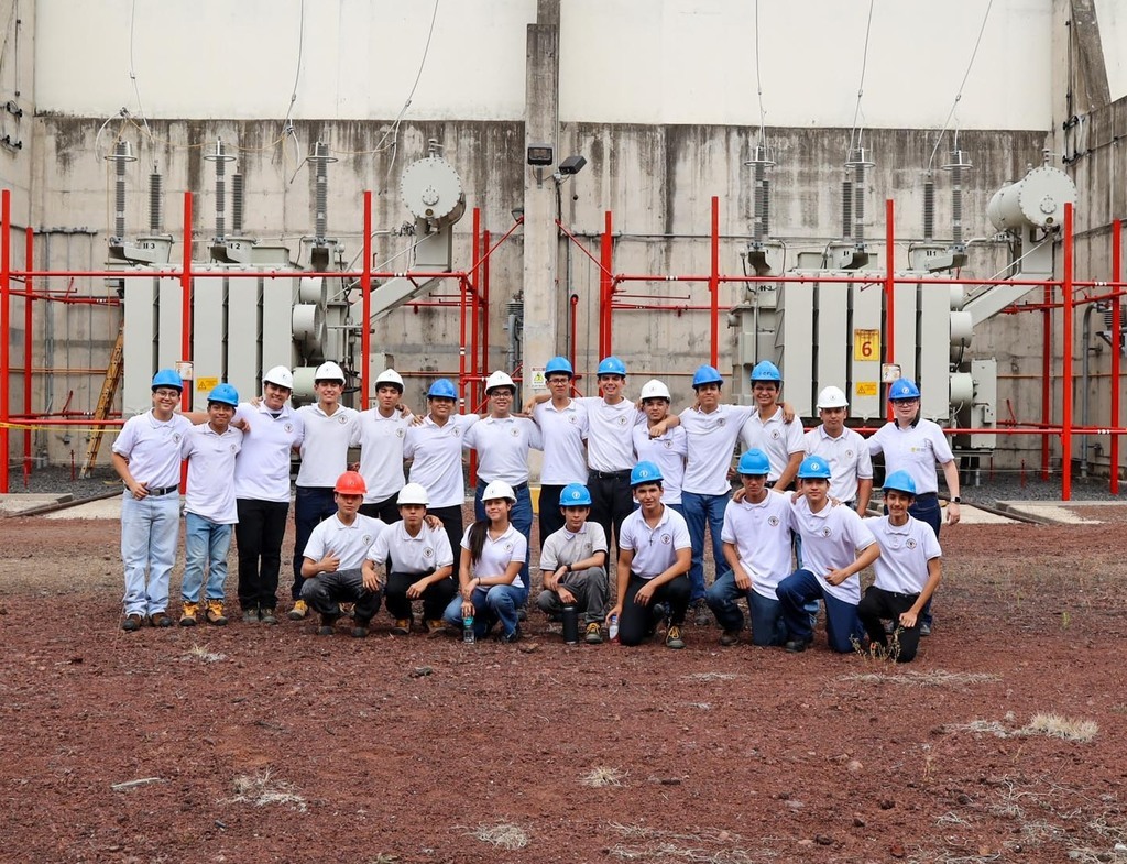 Estudiantes del Colegio Salesiano Santa Cecilia durante su recorrido por la Central Hidroeléctrica 5 de Noviembre, donde conocieron de primera mano el funcionamiento de sus instalaciones.