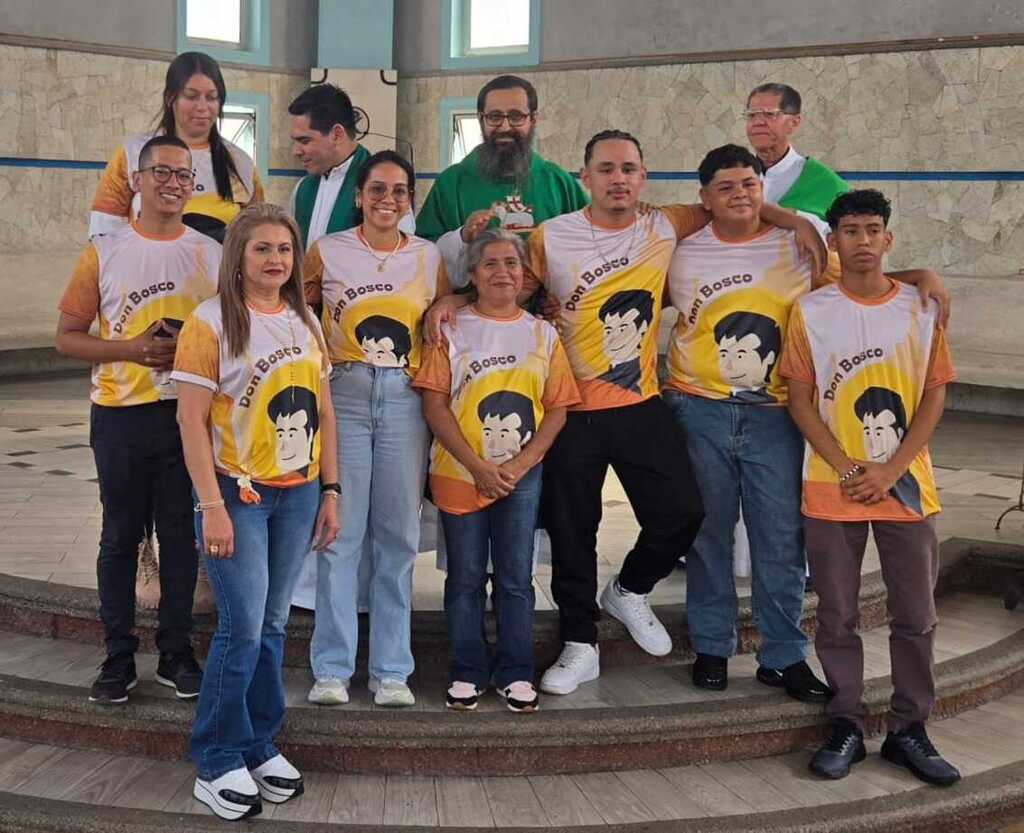 Los jóvenes de la parroquia recibieron la bendición en la misa de envío, antes de emprender su peregrinación al Jubileo de los Jóvenes en Roma.