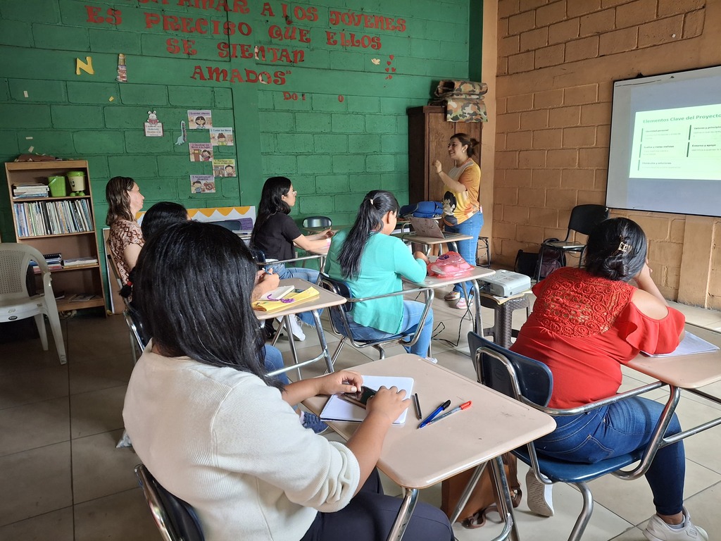 Catequistas y coordinadores participaron con entusiasmo en la Escuela de Formación Salesiana, fortaleciendo su misión evangelizadora con nuevos conocimientos y espíritu de familia.