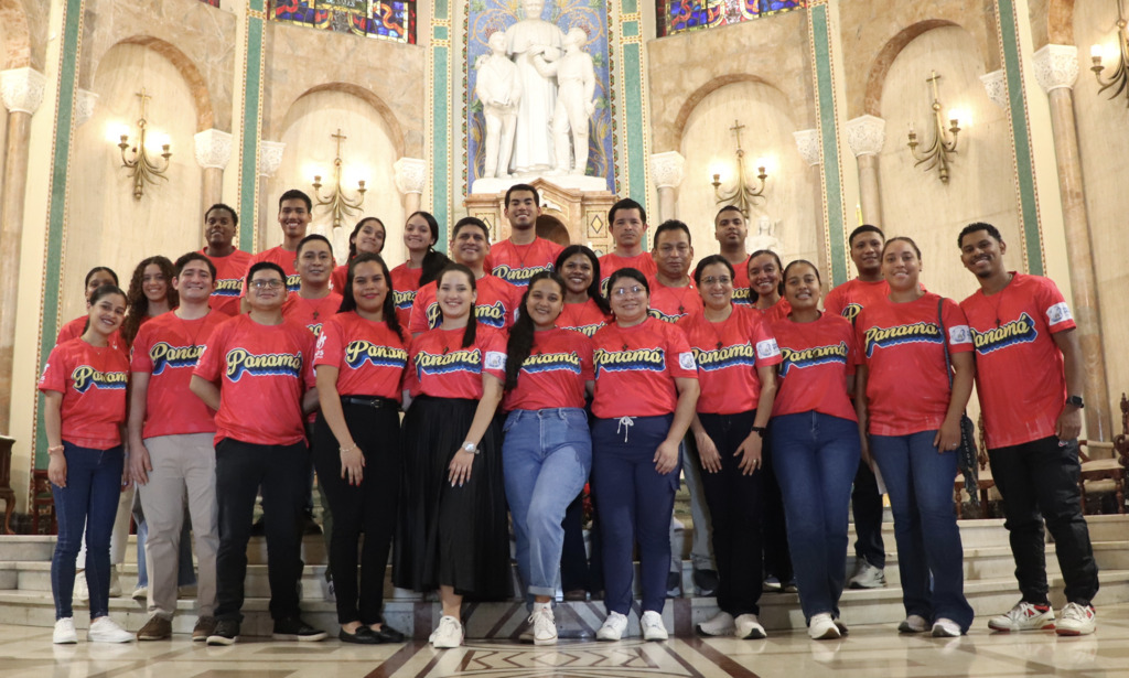 Jóvenes y adultos peregrinan con fe al Jubileo de la Esperanza 2025, como signo de una juventud que sigue anunciando con alegría el Evangelio.