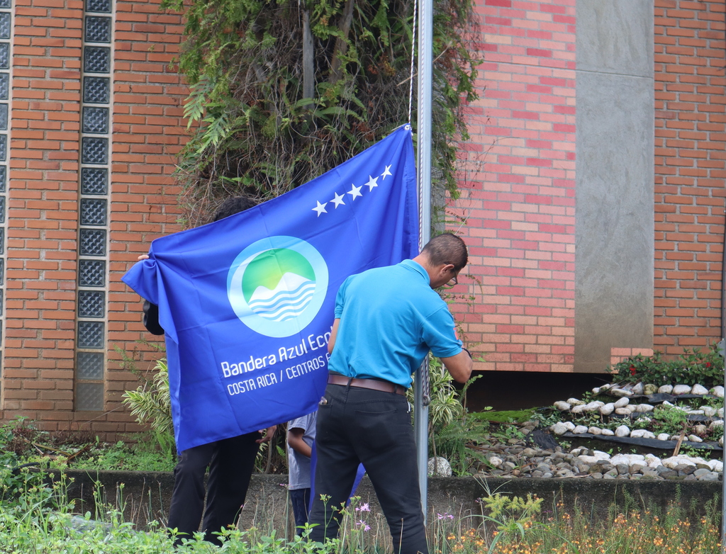 CEDES Don Bosco iza con orgullo la Bandera Azul Ecológica, símbolo de su compromiso con la sostenibilidad y el cuidado del planeta.