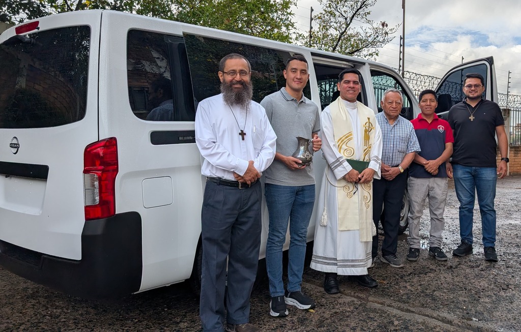 Miembros de la comunidad salesiana de Comayagüela participan en la bendición del nuevo microbús, adquirido para poner en marcha el proyecto “Oportunidades de movilización segura”, en beneficio de jóvenes y adultos mayores del sector.