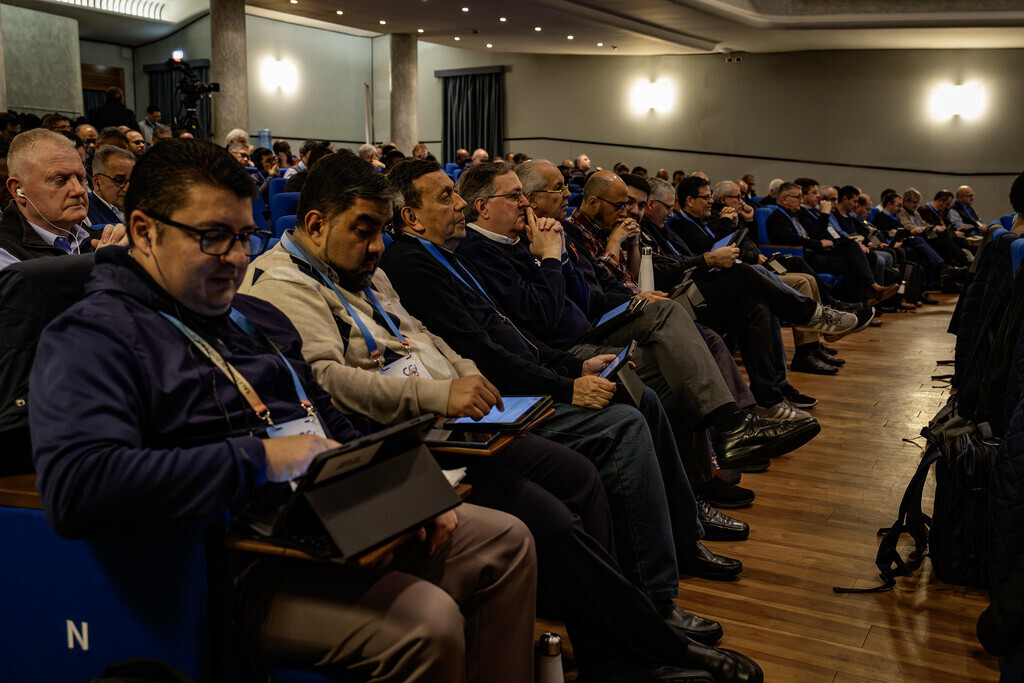 El padre Gabriel Romero, delegado, y el padre Julio Navarro, Inspector de Centroamérica, participan en las sesiones capitulares, abordando temas clave para el futuro de la Congregación mediante un método paciente y compartido.