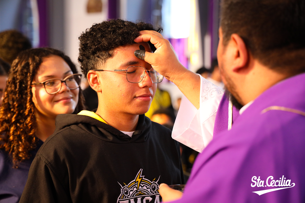 Un estudiante del Colegio Salesiano Santa Cecilia recibe la ceniza como símbolo de conversión, iniciando el camino cuaresmal con reflexión y compromiso.