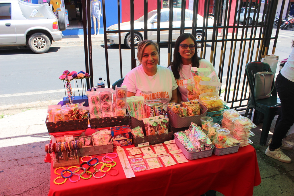 Dos emprendedoras presentan con orgullo sus productos durante la Primera Feria de Emprendedores 2025 en el Centro de Formación Profesional San José, un espacio dedicado a impulsar la creatividad y el desarrollo de negocios locales.